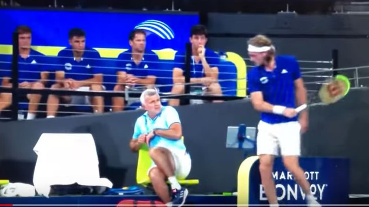 ടൈ ബ്രേക്കര് കൈവിട്ടു, സിറ്റ്സിപാസ് കലി തീര്ത്തത് അച്ഛനോട്; ചെവിക്ക് പിടിച്ച് അമ്മ ടൈ ബ്രേക്കര് കൈവിട്ടു, സിറ്റ്സിപാസ് കലി തീര്ത്തത് അച്ഛനോട്; ചെവിക്ക് പിടിച്ച് അമ്മ