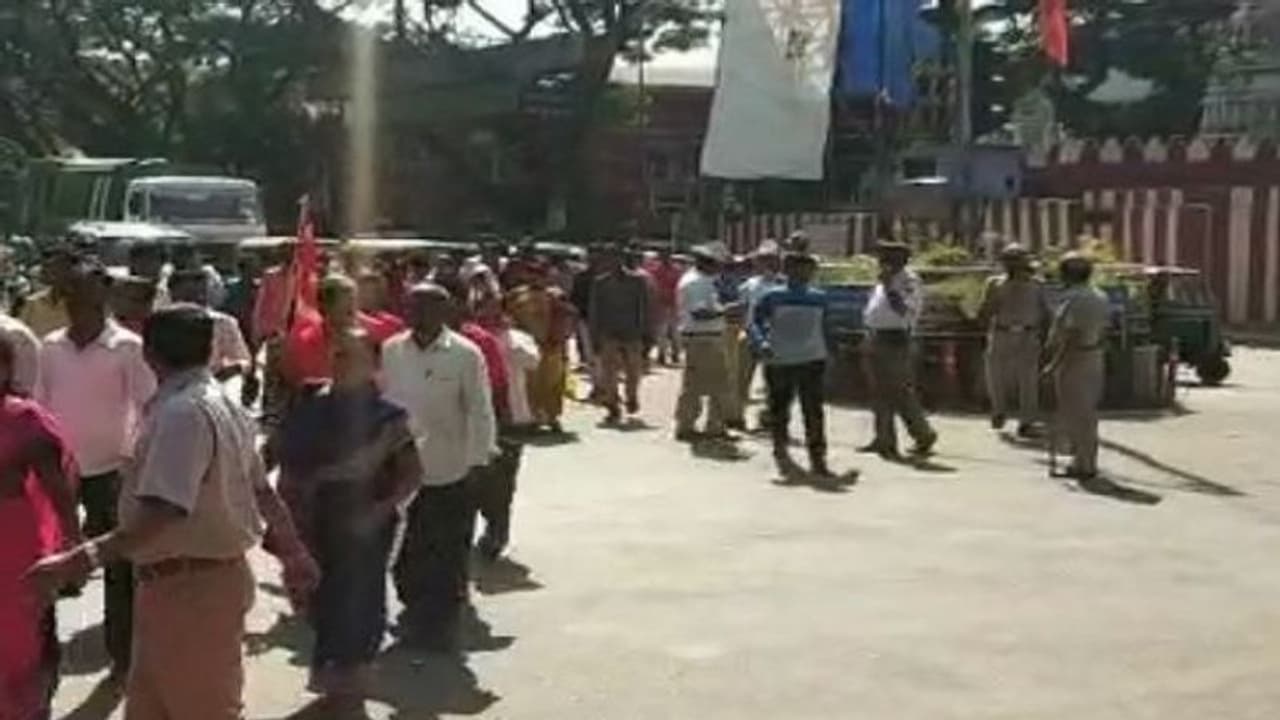 ರಾಜ್ಯದ ಸಮಗ್ರ ಚಿತ್ರಣ: ಭಾರತ್ ಬಂದ್ ಪ್ರತಿಭಟನೆಯಲ್ಲಿ CAA, NRC ಪ್ರಸ್ತಾಪಿಸಿದ್ದಕ್ಕೆ ರೊಚ್ಚಿಗೆದ್ದ ಕಾರ್ಮಿಕರು ರಾಜ್ಯದ ಸಮಗ್ರ ಚಿತ್ರಣ: ಭಾರತ್ ಬಂದ್ ಪ್ರತಿಭಟನೆಯಲ್ಲಿ CAA, NRC ಪ್ರಸ್ತಾಪಿಸಿದ್ದಕ್ಕೆ ರೊಚ್ಚಿಗೆದ್ದ ಕಾರ್ಮಿಕರು