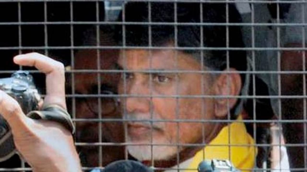 చంద్రబాబు అరెస్ట్: పీఎస్కు తరలించే వాహనం ‘కీ‘ మాయం, కదలని బండి చంద్రబాబు అరెస్ట్: పీఎస్కు తరలించే వాహనం ‘కీ‘ మాయం, కదలని బండి