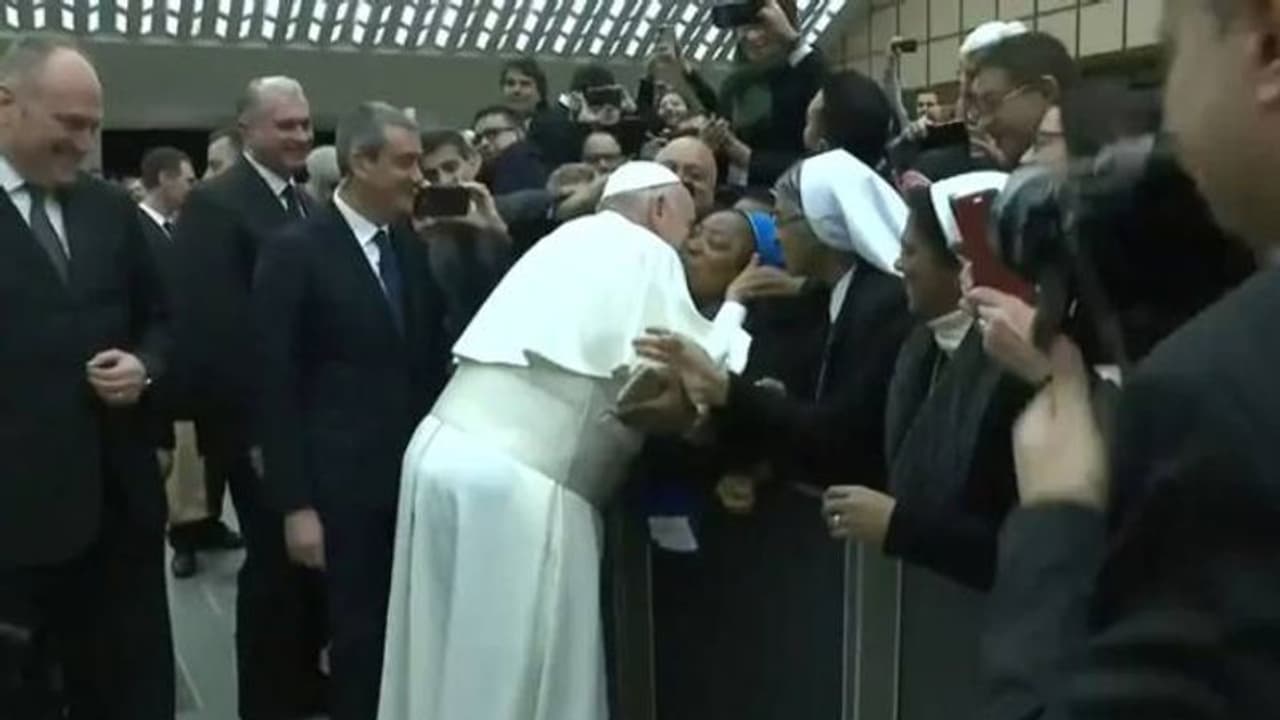 'ഒരു ഉമ്മ നല്കുമോ പാപാ'; കന്യാസ്ത്രീയുടെ ആവശ്യത്തില് മാര്പ്പാപ്പയുടെ മറുപടി 'ഒരു ഉമ്മ നല്കുമോ പാപാ'; കന്യാസ്ത്രീയുടെ ആവശ്യത്തില് മാര്പ്പാപ്പയുടെ മറുപടി