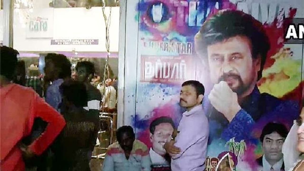 அதிரடி சரவெடி !! வெளியானது சூப்பர் ஸ்டார் ரஜினியின் தர்பார் ! கொண்டாடும் ரசிகர்கள் !! அதிரடி சரவெடி !! வெளியானது சூப்பர் ஸ்டார் ரஜினியின் தர்பார் ! கொண்டாடும் ரசிகர்கள் !!