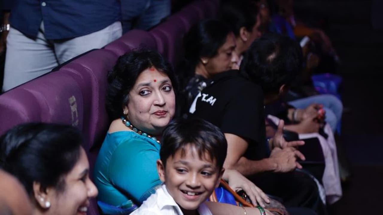 ரஜினியின் தர்பாரை ரசிகர்களுடன் கண்டு ரசித்த சூப்பர் ஸ்டார் பேமிலி... ரோகிணி தியேட்டரில் மாஸ் காட்டுறாங்க...! ரஜினியின் தர்பாரை ரசிகர்களுடன் கண்டு ரசித்த சூப்பர் ஸ்டார் பேமிலி... ரோகிணி தியேட்டரில் மாஸ் காட்டுறாங்க...!