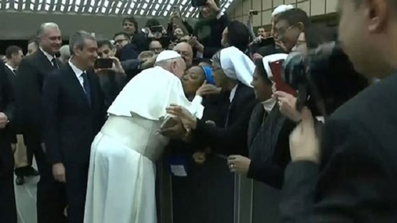 இளம் பெண்ணுக்கு முத்தம் கொடுத்த போப் !! அதற்கு அவர் போட்ட கண்டிஷன் என்ன தெரியுமா ?