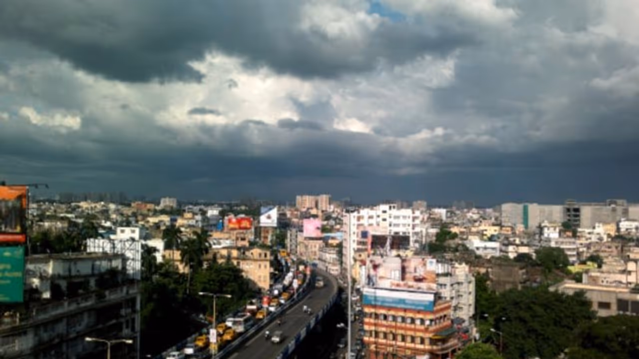 কুয়াশায় ঢাকা শহরে দুপুর থেকে মেঘলা আকাশ, সরস্বতী পুজো মাটি করতে আসছে বৃষ্টি কুয়াশায় ঢাকা শহরে দুপুর থেকে মেঘলা আকাশ, সরস্বতী পুজো মাটি করতে আসছে বৃষ্টি