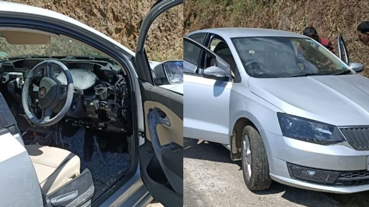 ദമ്പതിമാരെ തടഞ്ഞ് നിർത്തി മോഷണം; അക്രമി സംഘം തട്ടിയെടുത്ത കാർ മൂന്നാറില് ഉപേക്ഷിച്ച നിലയില് ദമ്പതിമാരെ തടഞ്ഞ് നിർത്തി മോഷണം; അക്രമി സംഘം തട്ടിയെടുത്ത കാർ മൂന്നാറില് ഉപേക്ഷിച്ച നിലയില്