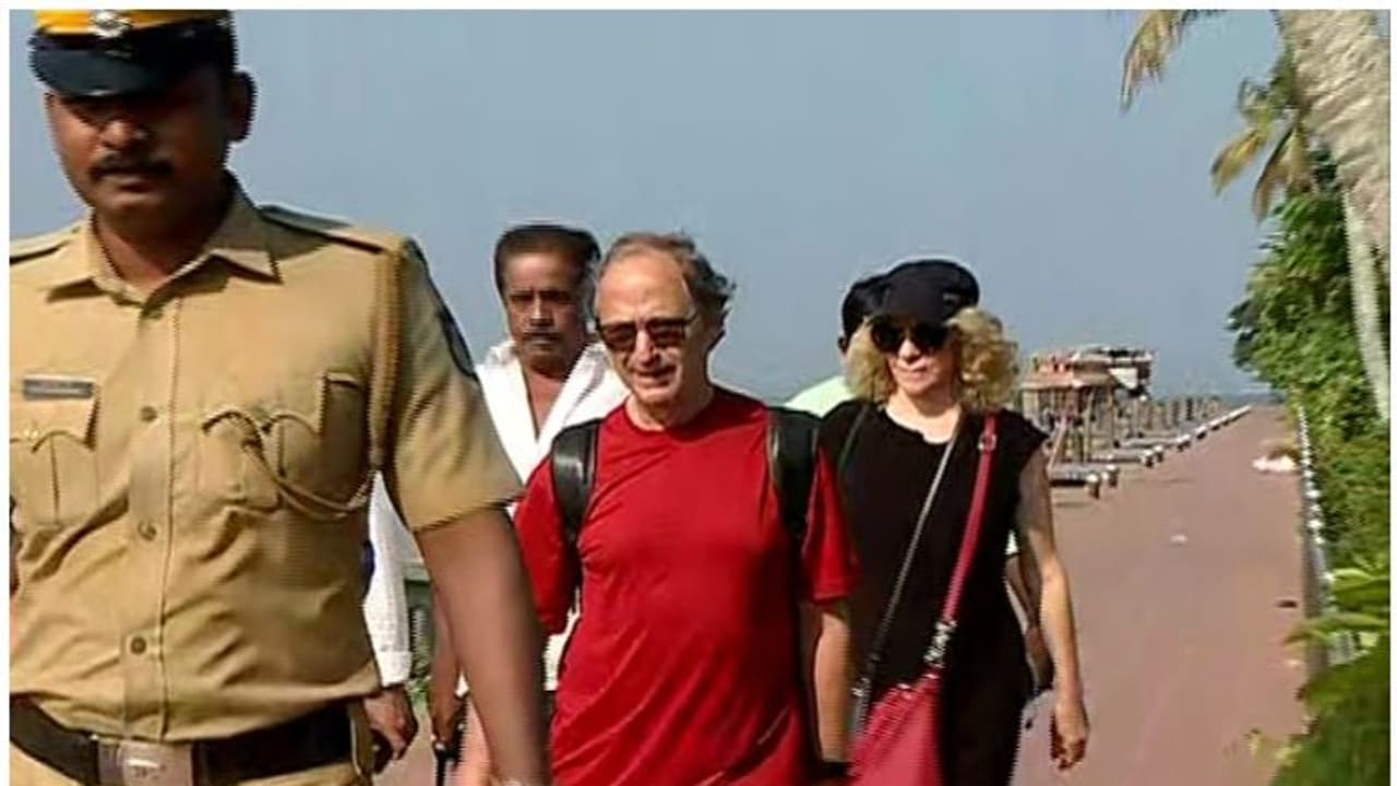 നൊബേൽ ജേതാവിനോട് ക്ഷമ ചോദിച്ച് സർക്കാർ: പരാതിയില്ലെന്ന് ലെവിറ്റ്, നാല് പേർ അറസ്റ്റിൽ നൊബേൽ ജേതാവിനോട് ക്ഷമ ചോദിച്ച് സർക്കാർ: പരാതിയില്ലെന്ന് ലെവിറ്റ്, നാല് പേർ അറസ്റ്റിൽ