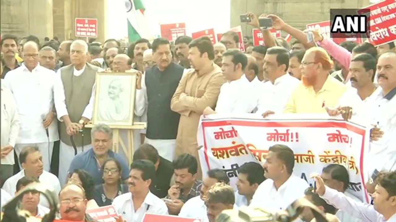 मुंबई से 3000 किमी की गांधी शांति यात्रा, यशवंत सिन्हा बोले, गांधी की दोबारा हत्या नहीं होने देंगे मुंबई से 3000 किमी की गांधी शांति यात्रा, यशवंत सिन्हा बोले, गांधी की दोबारा हत्या नहीं होने देंगे