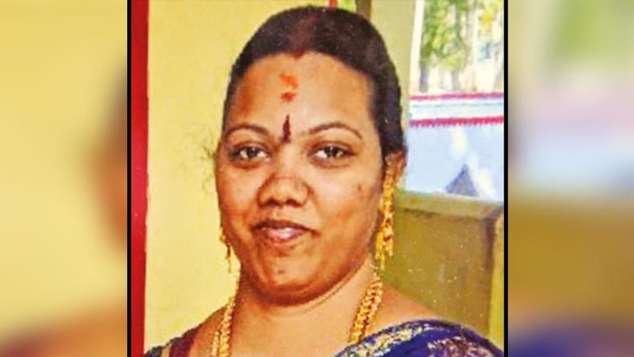 அதிகாலையில் பயங்கரம்..! கத்தியால் குத்தி இளம்பெண் கொடூரக்கொலை..! மாமியாருக்கும் சரமாரி வெட்டு..! அதிகாலையில் பயங்கரம்..! கத்தியால் குத்தி இளம்பெண் கொடூரக்கொலை..! மாமியாருக்கும் சரமாரி வெட்டு..!