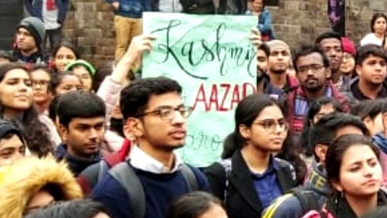 ফের আজাদ কাশ্মীরের পোস্টার, এবার কাঠগড়ায় দিল্লি ইউনিভার্সিটি ফের আজাদ কাশ্মীরের পোস্টার, এবার কাঠগড়ায় দিল্লি ইউনিভার্সিটি