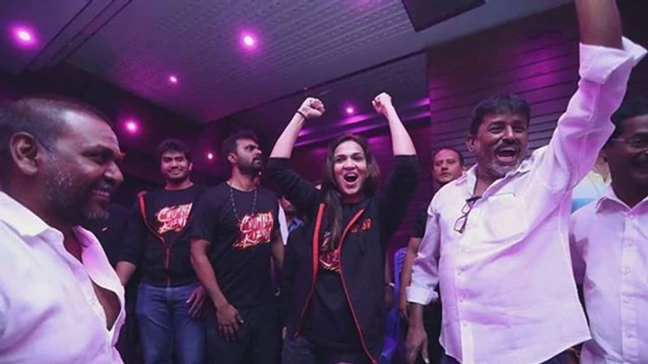 'దర్బార్' ఫస్ట్ డే, ఫస్ట్ షో.. రజినీ కూతుళ్ల హంగామా! 'దర్బార్' ఫస్ట్ డే, ఫస్ట్ షో.. రజినీ కూతుళ్ల హంగామా!