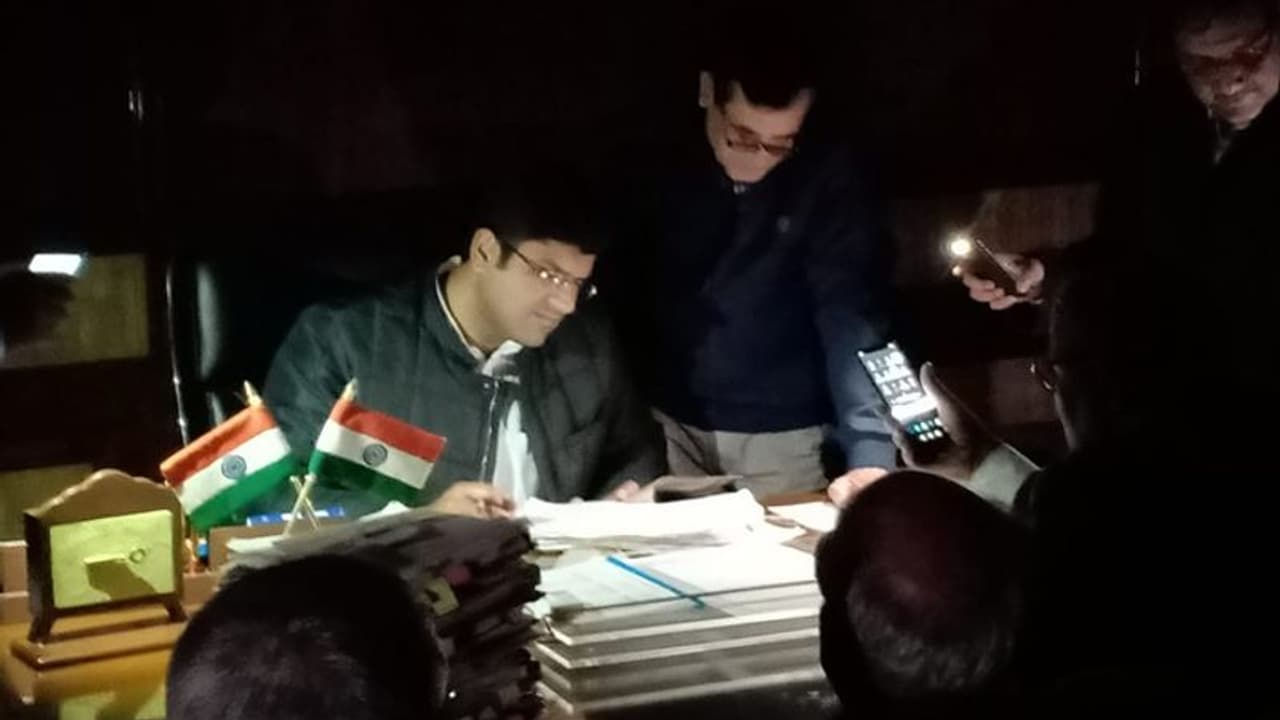 बिना बिजली के काम करते हैं हरियाणा के डिप्टी CM, आप ने फोटो साझा कर यूं उड़ाया BJP का मजाक बिना बिजली के काम करते हैं हरियाणा के डिप्टी CM, आप ने फोटो साझा कर यूं उड़ाया BJP का मजाक