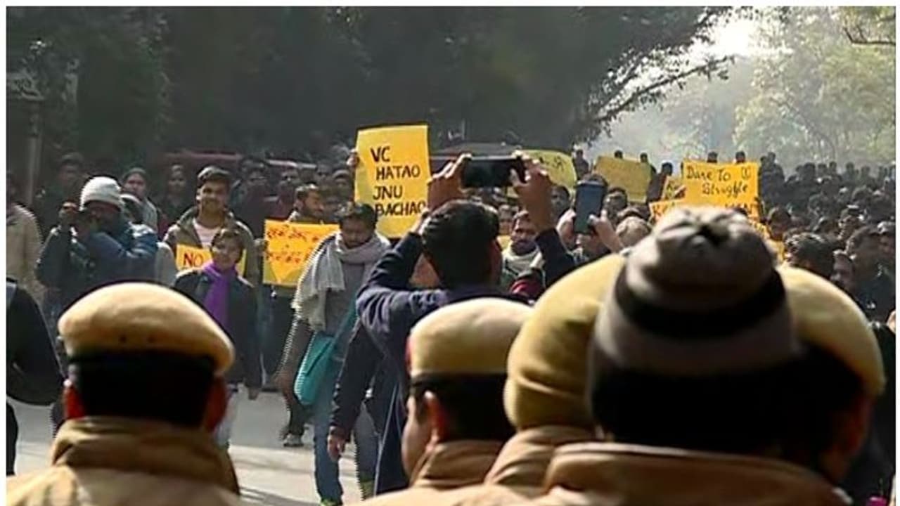 ജെഎന്യു അക്രമം: മാനവ വിഭവശേഷി മന്ത്രാലയത്തിലേക്കുള്ള വിദ്യാർത്ഥികളുടെ മാർച്ച് പൊലീസ് തടഞ്ഞു ജെഎന്യു അക്രമം: മാനവ വിഭവശേഷി മന്ത്രാലയത്തിലേക്കുള്ള വിദ്യാർത്ഥികളുടെ മാർച്ച് പൊലീസ് തടഞ്ഞു