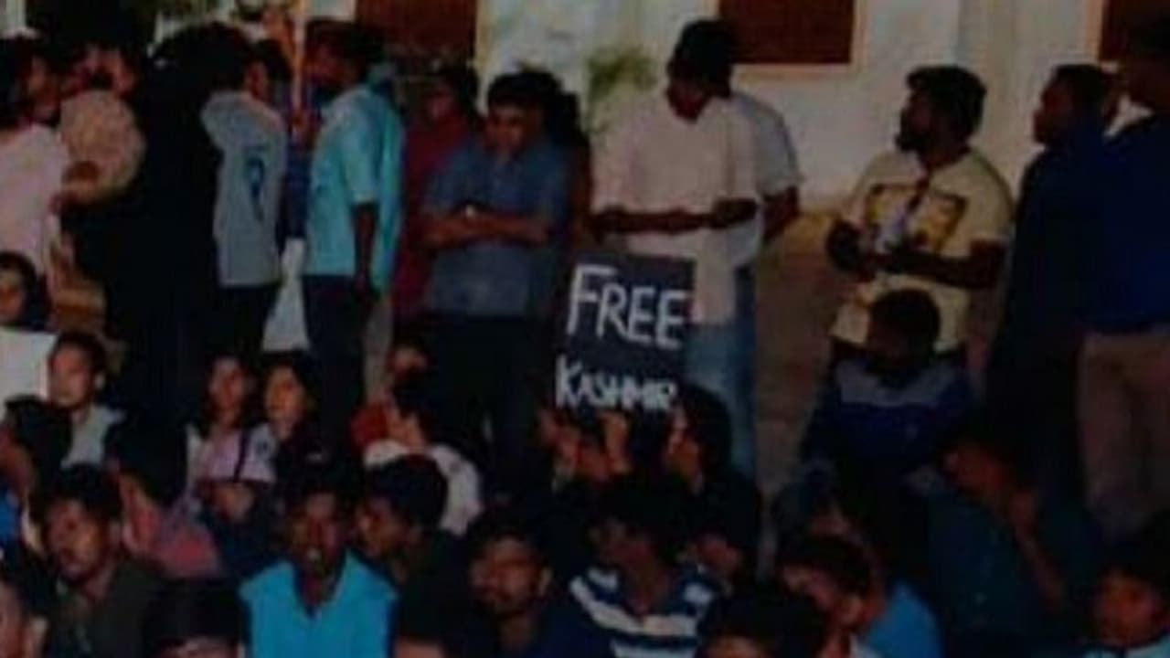 ಕಾಶ್ಮೀರ ಉಳಿಸಿ ಎನ್ನುವುದು ತಪ್ಪಲ್ಲ ಎಂದ ವಕೀಲ ಕಾಶ್ಮೀರ ಉಳಿಸಿ ಎನ್ನುವುದು ತಪ್ಪಲ್ಲ ಎಂದ ವಕೀಲ