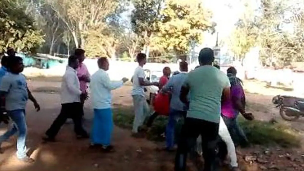 ಕೂಲಿ ಕೊಡುವುದಾಗಿ ಕರೆಸಿ ನಡುರಸ್ತೆಯಲ್ಲಿಯೇ ದಂಪತಿಗೆ ಥಳಿತ ಕೂಲಿ ಕೊಡುವುದಾಗಿ ಕರೆಸಿ ನಡುರಸ್ತೆಯಲ್ಲಿಯೇ ದಂಪತಿಗೆ ಥಳಿತ