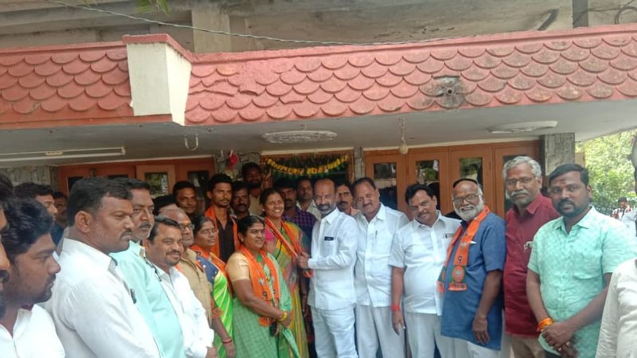 కరీంనగర్ బిజెపిలో జోష్.. బండి సంజయ్ సమక్షంలో మాజీ కౌన్సిలర్ చేరిక కరీంనగర్ బిజెపిలో జోష్.. బండి సంజయ్ సమక్షంలో మాజీ కౌన్సిలర్ చేరిక