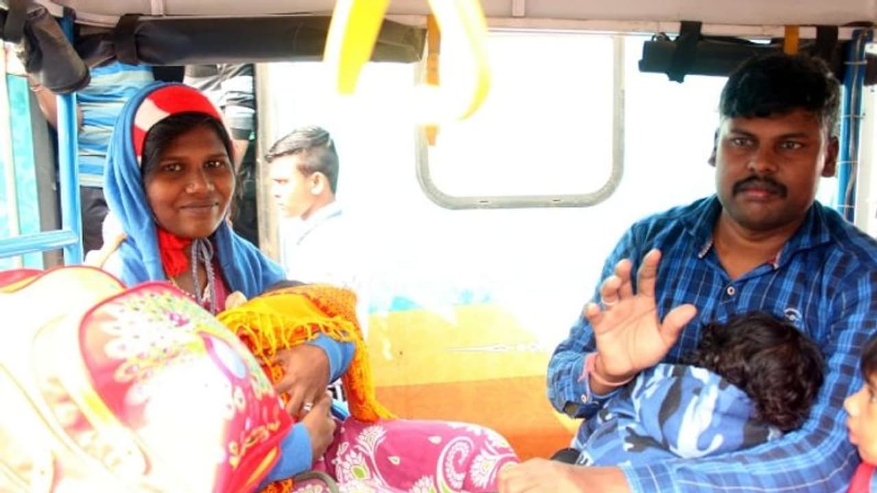 প্রযুক্তির কামাল, চলন্ত ট্রেনে মহিলার প্রসব করালেন সহযাত্রীরাই প্রযুক্তির কামাল, চলন্ত ট্রেনে মহিলার প্রসব করালেন সহযাত্রীরাই