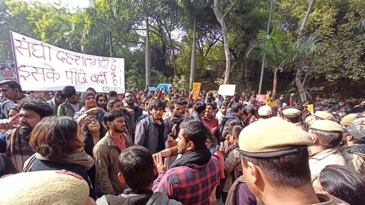 జేఎన్యూలో మరోసారి ఉద్రిక్తత: విద్యార్ధులను అడ్డుకున్న పోలీసులు, అరెస్టులు జేఎన్యూలో మరోసారి ఉద్రిక్తత: విద్యార్ధులను అడ్డుకున్న పోలీసులు, అరెస్టులు