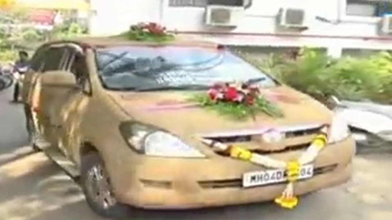 ಮಗಳ ಮದುವೆಗೆ ಸಗಣಿ ಪೈಂಟ್ ಕಾರು; ಸಮಾರಂಭದಲ್ಲಿ ಅಪ್ಪ ರಾಕಿಂಗ್!