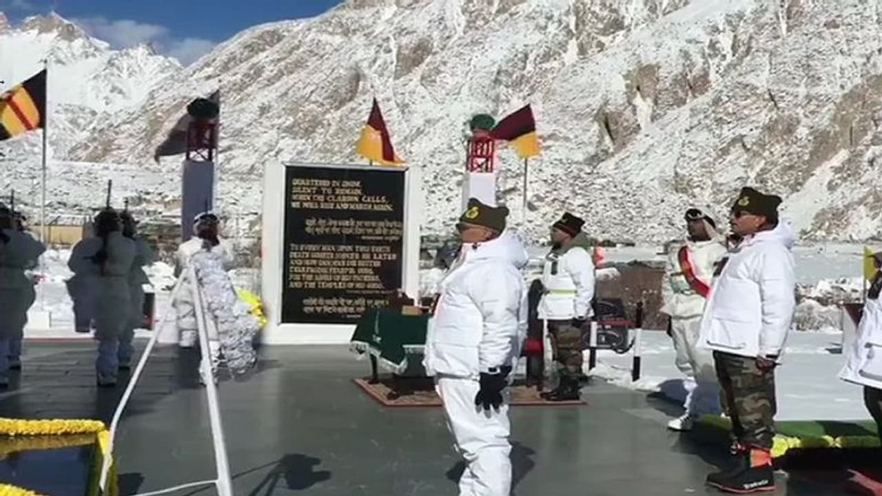 ಸಿಯಾಚಿನ್ನಲ್ಲಿ ಸೇನಾ ಮುಖ್ಯಸ್ಥ: ಜೋಶ್ ಕಂಡು ದುಶ್ಮನ್ ಅಸ್ವಸ್ಥ! ಸಿಯಾಚಿನ್ನಲ್ಲಿ ಸೇನಾ ಮುಖ್ಯಸ್ಥ: ಜೋಶ್ ಕಂಡು ದುಶ್ಮನ್ ಅಸ್ವಸ್ಥ!