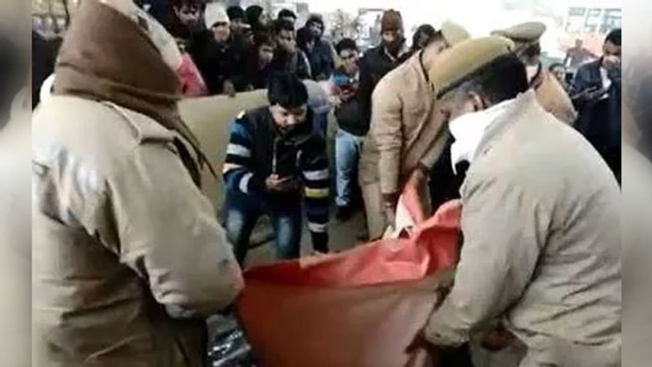 जिसने सात जन्मों तक साथ देने की खाई थी कसमें, उसी ने पिता संग मिलकर पति को उतारा की मौत घाट, फिर शव के साथ ... जिसने सात जन्मों तक साथ देने की खाई थी कसमें, उसी ने पिता संग मिलकर पति को उतारा की मौत घाट, फिर शव के साथ ...