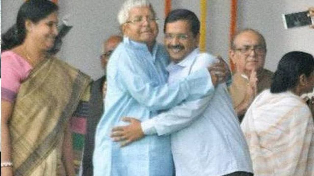 ईमानदारी की कसमें खाने वाले केजरीवाल ने जब लालू से मिलाया हाथ, लगाया गले; अब BJP ने साधा निशाना ईमानदारी की कसमें खाने वाले केजरीवाल ने जब लालू से मिलाया हाथ, लगाया गले; अब BJP ने साधा निशाना