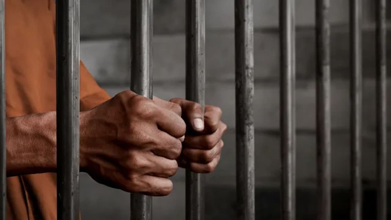 স্ত্রী সহ মহিলা সহকর্মীদের পোশাক বদলের ভিডিও তুলে হাজতে, শেয়ার করে বিপদে সাংবাদিকও স্ত্রী সহ মহিলা সহকর্মীদের পোশাক বদলের ভিডিও তুলে হাজতে, শেয়ার করে বিপদে সাংবাদিকও