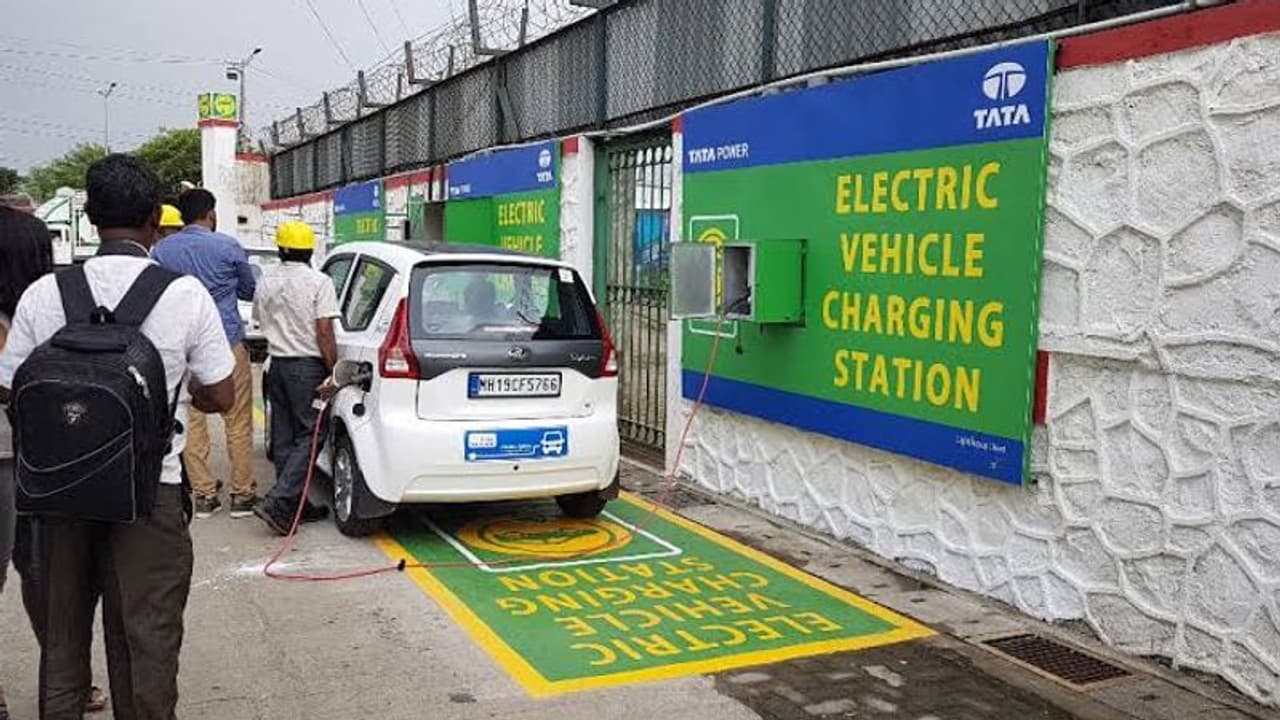 ಎಲೆಕ್ಟ್ರಿಕ್ ವಾಹನ ಯುಗದಿಂದ 4 ಲಕ್ಷ ಉದ್ಯೋಗ ಕಡಿತ; ಭಾರತಕ್ಕೆ ಎಚ್ಚರಿಕೆ! ಎಲೆಕ್ಟ್ರಿಕ್ ವಾಹನ ಯುಗದಿಂದ 4 ಲಕ್ಷ ಉದ್ಯೋಗ ಕಡಿತ; ಭಾರತಕ್ಕೆ ಎಚ್ಚರಿಕೆ!