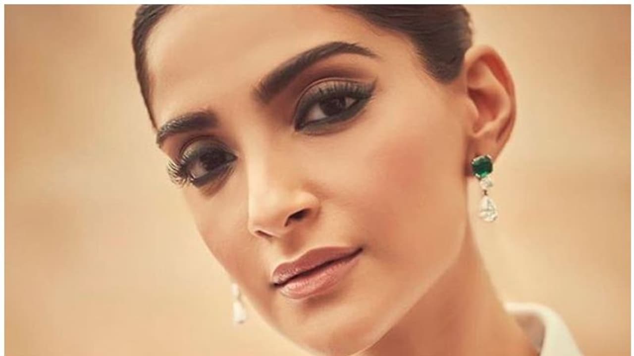 ഇനി ഞാൻ നിങ്ങളുടെ വിമാനത്തില് യാത്ര ചെയ്യില്ല, രൂക്ഷ വിമര്ശനവുമായി സോനം കപൂര്, ഖേദം പ്രകടിപ്പിച്ച് ബ്രിട്ടിഷ് എയര്വേയ്സ് ഇനി ഞാൻ നിങ്ങളുടെ വിമാനത്തില് യാത്ര ചെയ്യില്ല, രൂക്ഷ വിമര്ശനവുമായി സോനം കപൂര്, ഖേദം പ്രകടിപ്പിച്ച് ബ്രിട്ടിഷ് എയര്വേയ്സ്