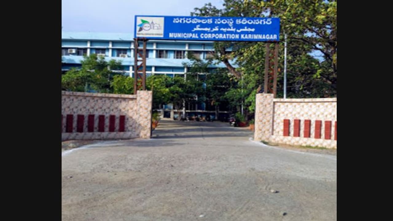 మున్సిపల్ ఎన్నికల హోరు...ఉమ్మడి కరీంనగర్ జిల్లాలో నామినేషన్ల వెల్లువ మున్సిపల్ ఎన్నికల హోరు...ఉమ్మడి కరీంనగర్ జిల్లాలో నామినేషన్ల వెల్లువ