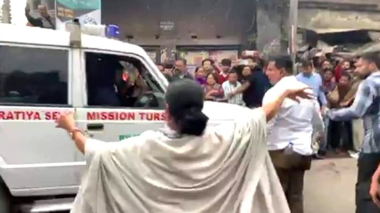 দিলীপের উল্টো পথে মমতা, পদযাত্রা থামিয়ে জায়গা করে দিলেন অ্যাম্বুল্যান্সকে দিলীপের উল্টো পথে মমতা, পদযাত্রা থামিয়ে জায়গা করে দিলেন অ্যাম্বুল্যান্সকে