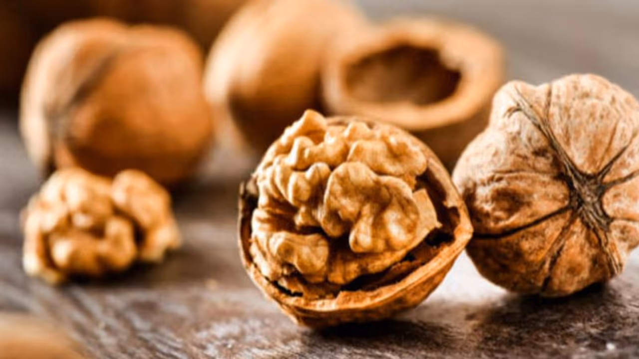 വാൾനട്ടിനെ നിസാരമായി കാണേണ്ട; ​ഗുണങ്ങൾ അറിയാം