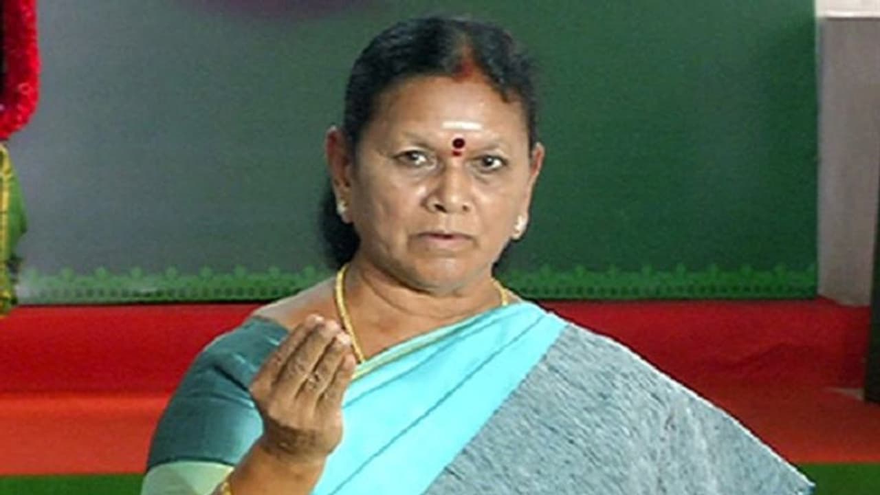 பசி மயக்கத்தில் இப்படியா பேசுவாங்க !! அமைச்சரின் பேச்சால் கடுப்பான அமைச்சர் !!