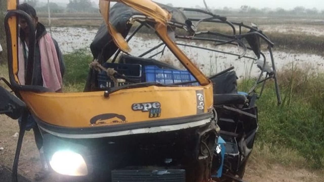 ನಿಂತಿದ್ದ ಲಾರಿಗೆ ಡಿಕ್ಕಿ ಹೊಡೆದ ಆಟೋ: ಮೂವರು ಸ್ಥಳದಲ್ಲೇ ಸಾವು