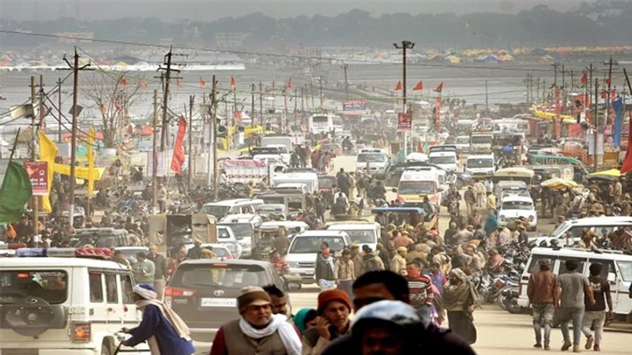 संगम में उमड़ा आस्था का सैलाब, पौष पूर्णिमा पर स्नान से शुरू हुआ माघ मेला, 32 लाख श्रद्धालुओं ने लगाई डुबकी संगम में उमड़ा आस्था का सैलाब, पौष पूर्णिमा पर स्नान से शुरू हुआ माघ मेला, 32 लाख श्रद्धालुओं ने लगाई डुबकी