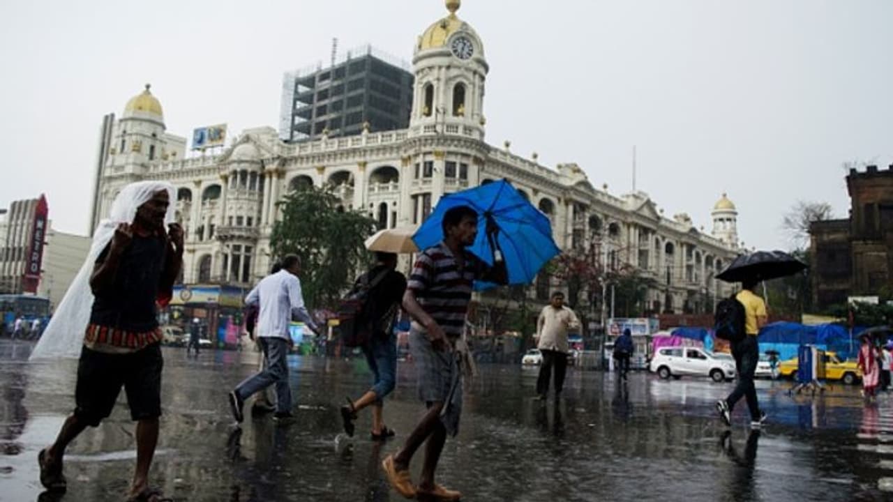 শুক্রবার হালকা বৃষ্টিতে ভিজবে তিলোত্তমা, পারদ ক্রমশ ঊর্দ্ধমুখী শুক্রবার হালকা বৃষ্টিতে ভিজবে তিলোত্তমা, পারদ ক্রমশ ঊর্দ্ধমুখী