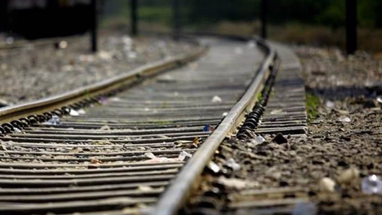 'ബന്ധുക്കള് മിണ്ടില്ല, ഭാര്യയ്ക്ക് ഒരുമിച്ചിരുന്ന് ഭക്ഷണം കഴിക്കാനാകില്ല'; ഇത് സെല്വരാജിനെപ്പോലെ അനേകംപേരുടെ ജീവിതം 'ബന്ധുക്കള് മിണ്ടില്ല, ഭാര്യയ്ക്ക് ഒരുമിച്ചിരുന്ന് ഭക്ഷണം കഴിക്കാനാകില്ല'; ഇത് സെല്വരാജിനെപ്പോലെ അനേകംപേരുടെ ജീവിതം