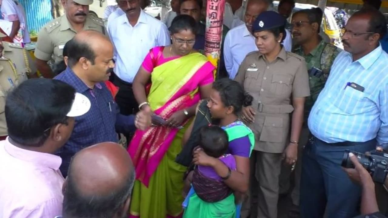 'யார் குழந்தையை வச்சு பிச்சை எடுக்க'..? ஆட்சியரின் கேள்வியில் மிரண்டு போன ஆந்திர பெண்..! 'யார் குழந்தையை வச்சு பிச்சை எடுக்க'..? ஆட்சியரின் கேள்வியில் மிரண்டு போன ஆந்திர பெண்..!