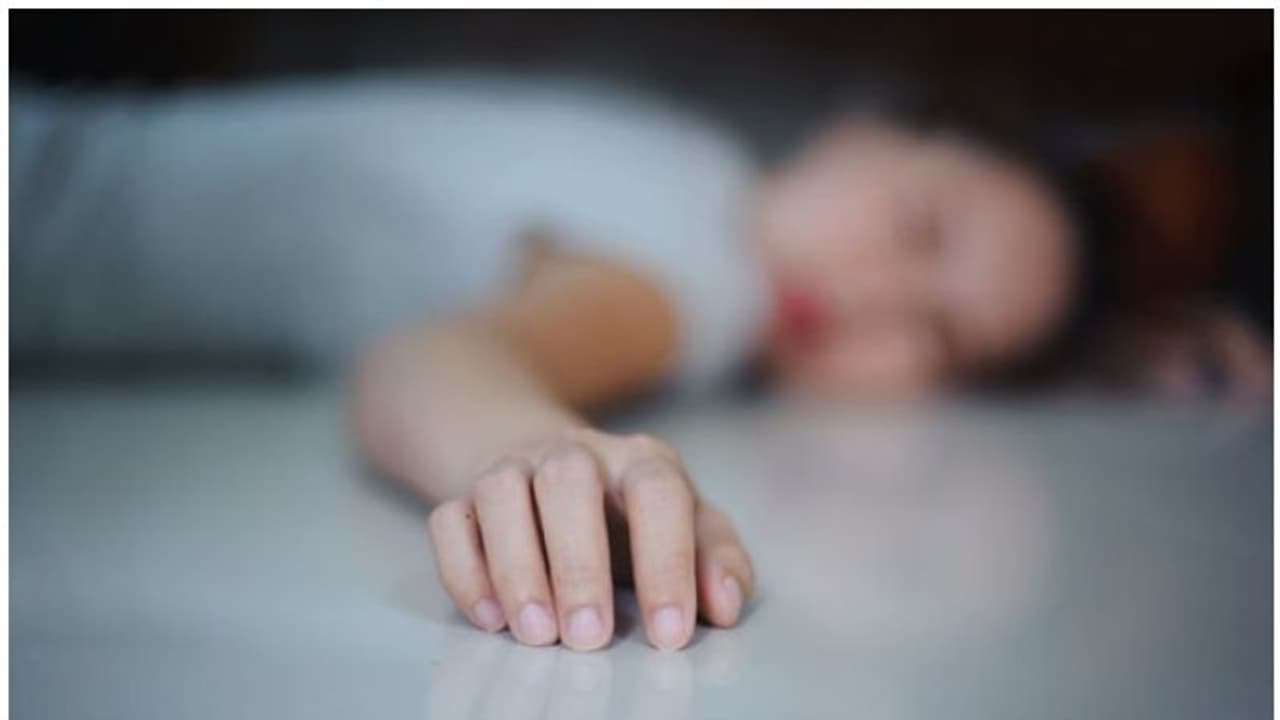 ரத்த வெள்ளத்தில் நிர்வாண கோலம்... தனியாக இருந்த இளம்பெண்ணை வெறி தீர பலாத்காரம் செய்து கொடூர கொலை..!