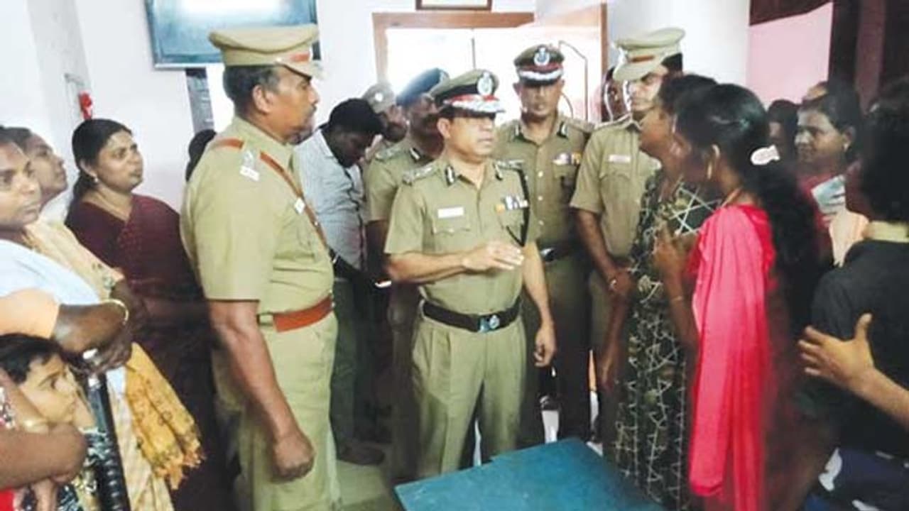 വില്സണ് വധം: പ്രതികളെക്കുറിച്ച് വിവരം നല്കുന്നവര്ക്ക് ഏഴ് ലക്ഷം പാരിതോഷികം പ്രഖ്യാപിച്ചു വില്സണ് വധം: പ്രതികളെക്കുറിച്ച് വിവരം നല്കുന്നവര്ക്ക് ഏഴ് ലക്ഷം പാരിതോഷികം പ്രഖ്യാപിച്ചു