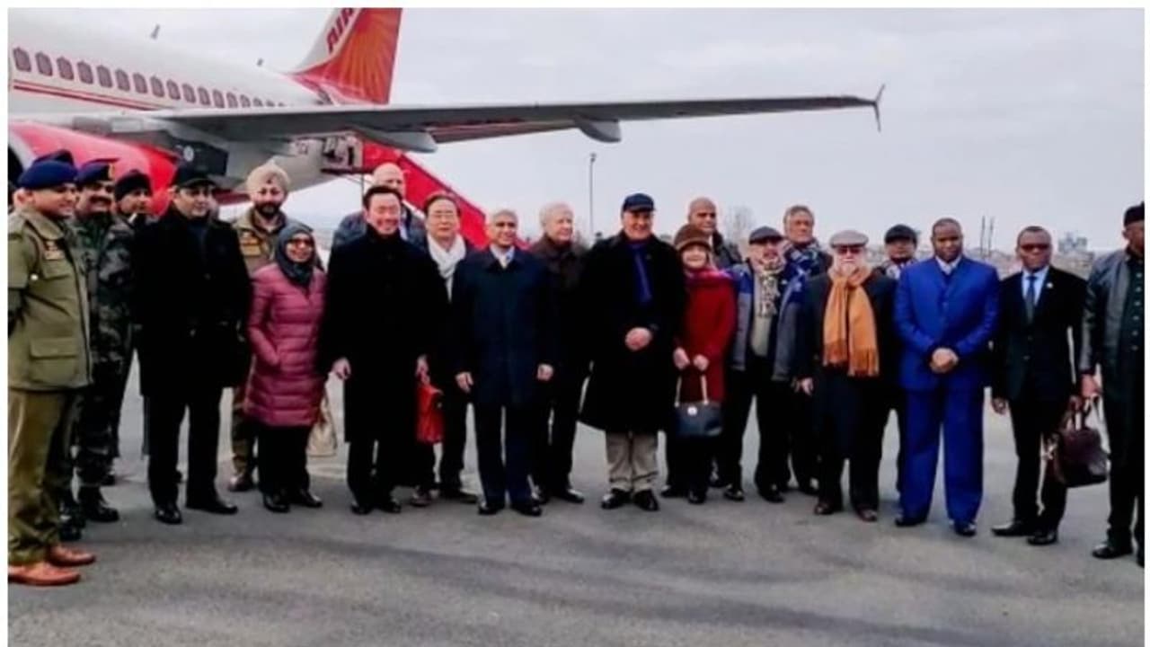 കശ്മീർ സന്ദർശനത്തിനെത്തിയ വിദേശ നയതന്ത്ര പ്രതിനിധികളുമായി കൂടിക്കാഴ്ച്ച; കോൺഗ്രസ് നേതാക്കൾക്ക് നോട്ടീസ് കശ്മീർ സന്ദർശനത്തിനെത്തിയ വിദേശ നയതന്ത്ര പ്രതിനിധികളുമായി കൂടിക്കാഴ്ച്ച; കോൺഗ്രസ് നേതാക്കൾക്ക് നോട്ടീസ്