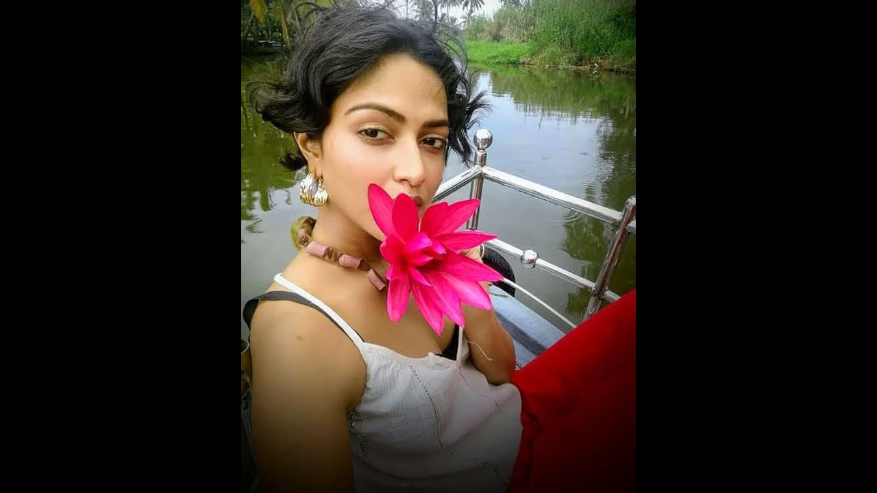 கோடை மழையைப் பார்த்து கூத்தாடிய அமலா பால்.... மறுபடியும் பேண்ட் போட மறுத்துட்டாங்களே...! கோடை மழையைப் பார்த்து கூத்தாடிய அமலா பால்.... மறுபடியும் பேண்ட் போட மறுத்துட்டாங்களே...!