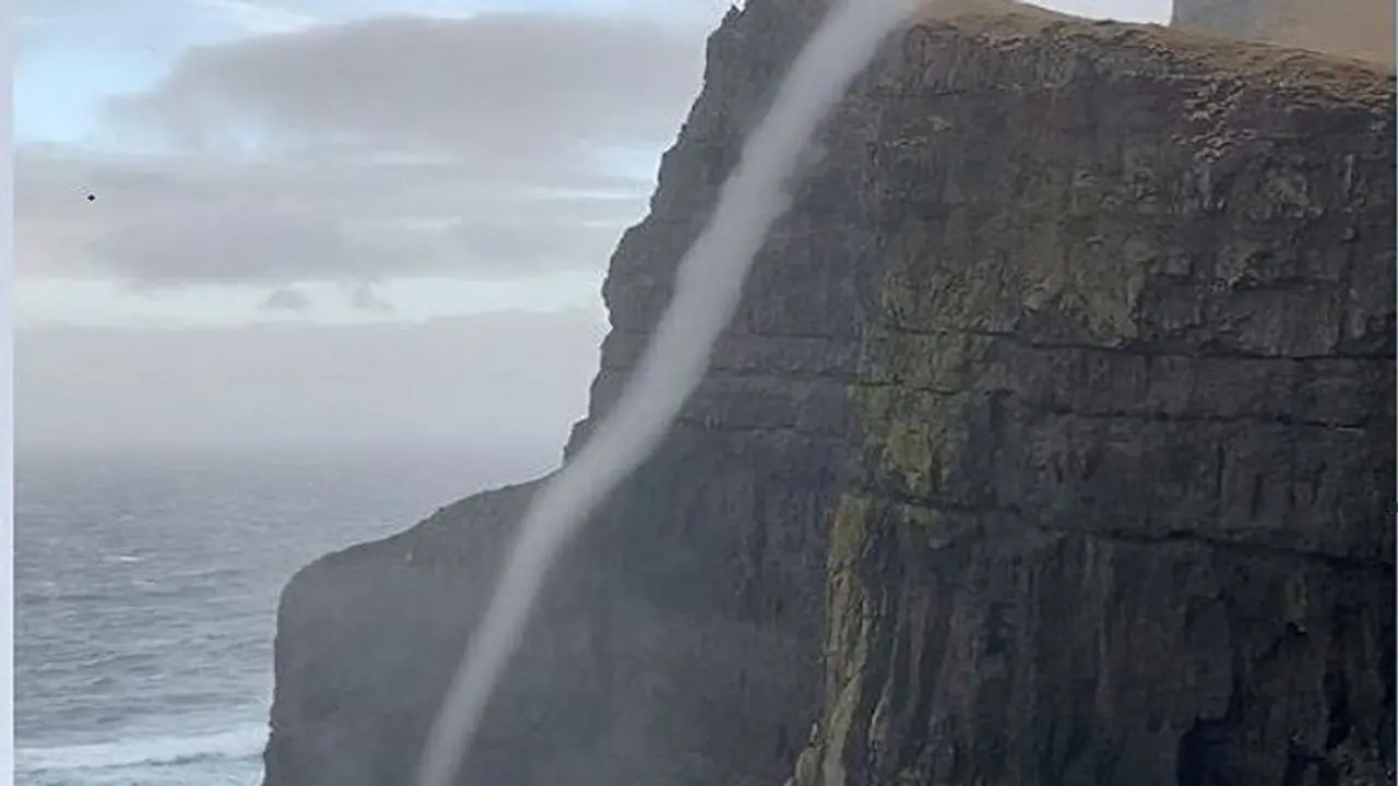 ಗುರುತ್ವಾಕರ್ಷಣೆಯ ಸಿದ್ಧಾಂತಕ್ಕೇ ಸವಾಲು: ಏನು ಕಾರಣ ನೀರು ಮೇಲೆ ಹಾರಲು? ಗುರುತ್ವಾಕರ್ಷಣೆಯ ಸಿದ್ಧಾಂತಕ್ಕೇ ಸವಾಲು: ಏನು ಕಾರಣ ನೀರು ಮೇಲೆ ಹಾರಲು?