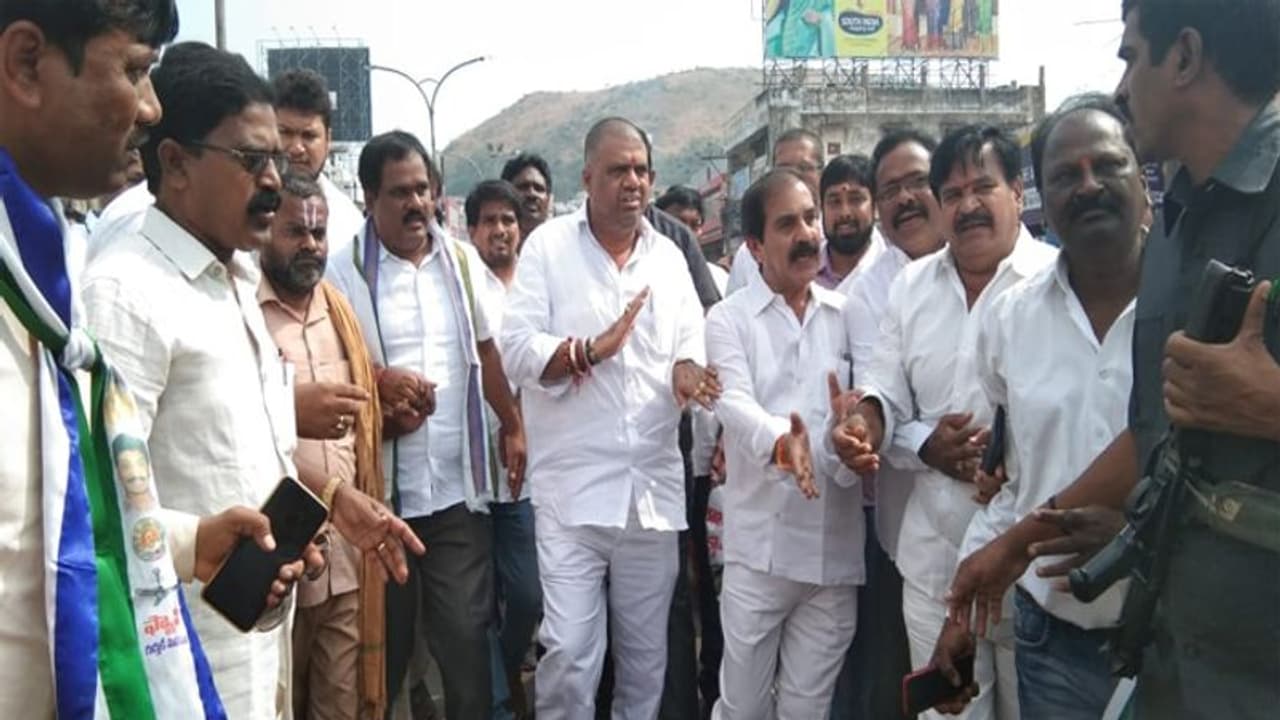 రాజకీయాల కోసమేనా ఉత్తరాంధ్ర... రాజధాని కోసం వద్దా...?: పవన్ ను నిలదీసిన అవంతి