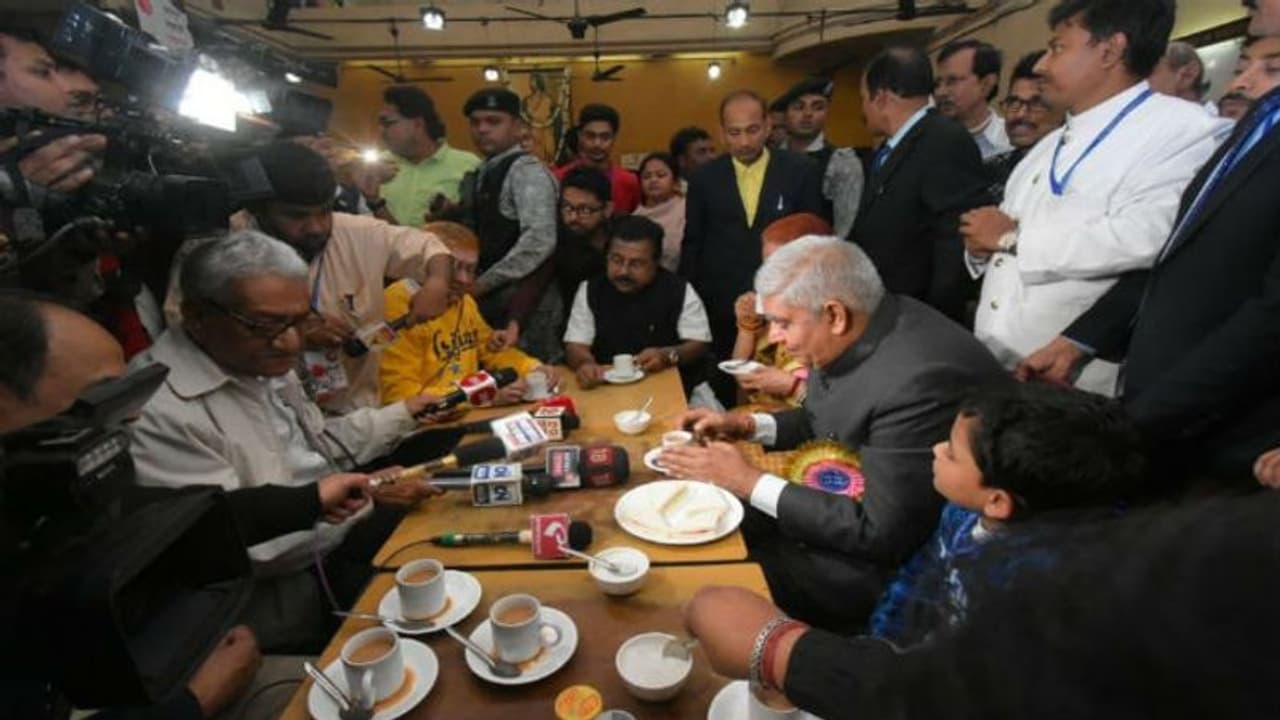 কফিতে চুমুক দিতে দিতেই বৈঠক, ধনখড়ের প্রস্তাবে রাজি হবেন কি মমতা কফিতে চুমুক দিতে দিতেই বৈঠক, ধনখড়ের প্রস্তাবে রাজি হবেন কি মমতা