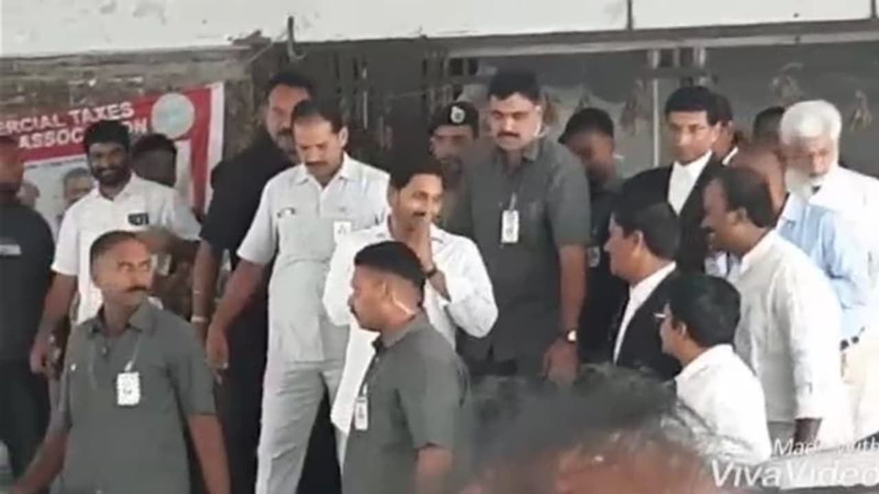 ఆస్తుల కేసు: సీబీఐ కోర్టుకు హాజరైన ఏపీ సీఎం జగన్ ఆస్తుల కేసు: సీబీఐ కోర్టుకు హాజరైన ఏపీ సీఎం జగన్