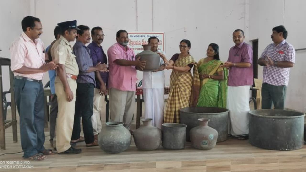 ചേര്ത്തലയില് സ്കൂള് കെട്ടിടം പൊളിക്കുമ്പോള് കിട്ടിയ നിധികുംഭ പാത്രവും ചെമ്പ് പാത്രങ്ങളും പുരവസ്തുവകുപ്പിന് കൈമാറി ചേര്ത്തലയില് സ്കൂള് കെട്ടിടം പൊളിക്കുമ്പോള് കിട്ടിയ നിധികുംഭ പാത്രവും ചെമ്പ് പാത്രങ്ങളും പുരവസ്തുവകുപ്പിന് കൈമാറി