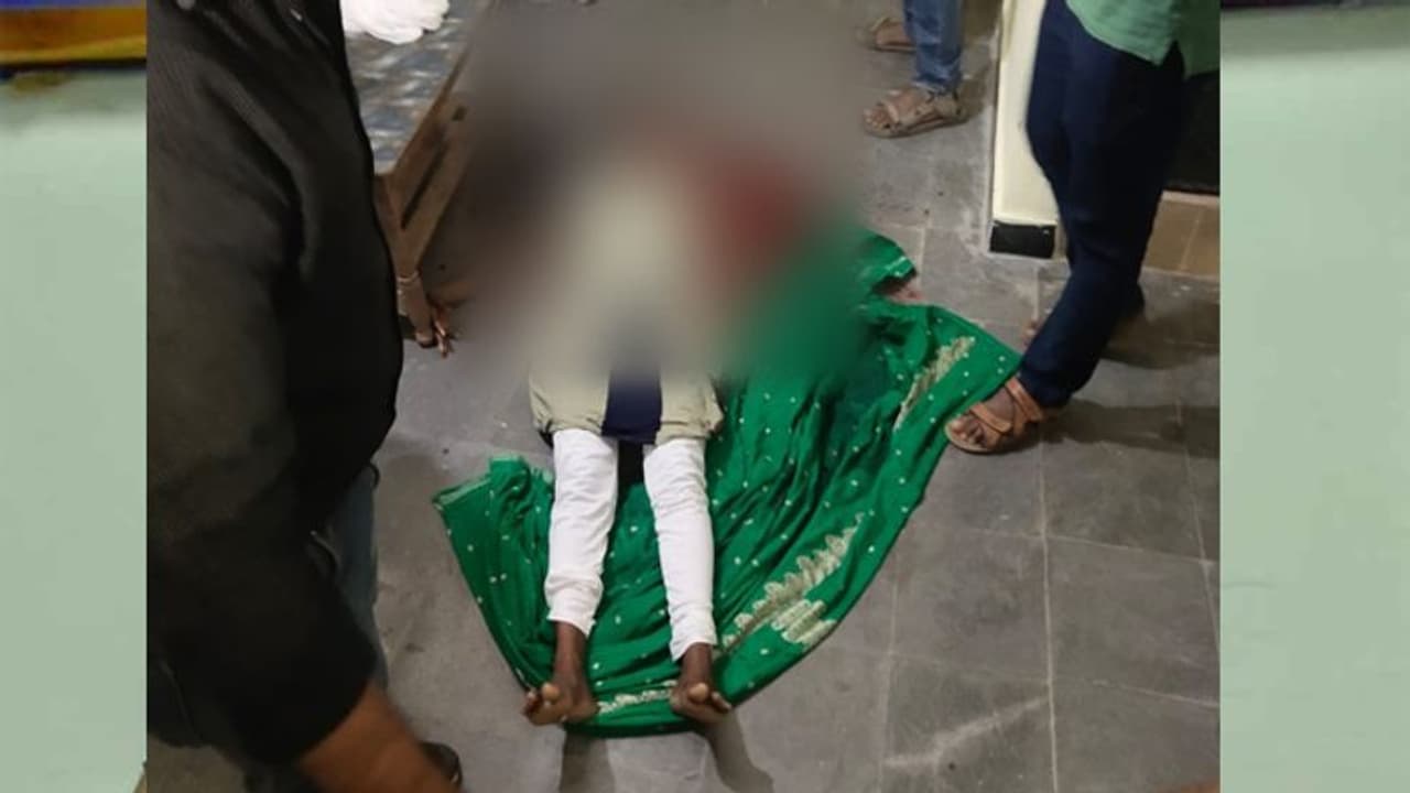 వరంగల్లో దారుణం: యువతి గొంతు కోసిన ప్రేమోన్మాది వరంగల్లో దారుణం: యువతి గొంతు కోసిన ప్రేమోన్మాది