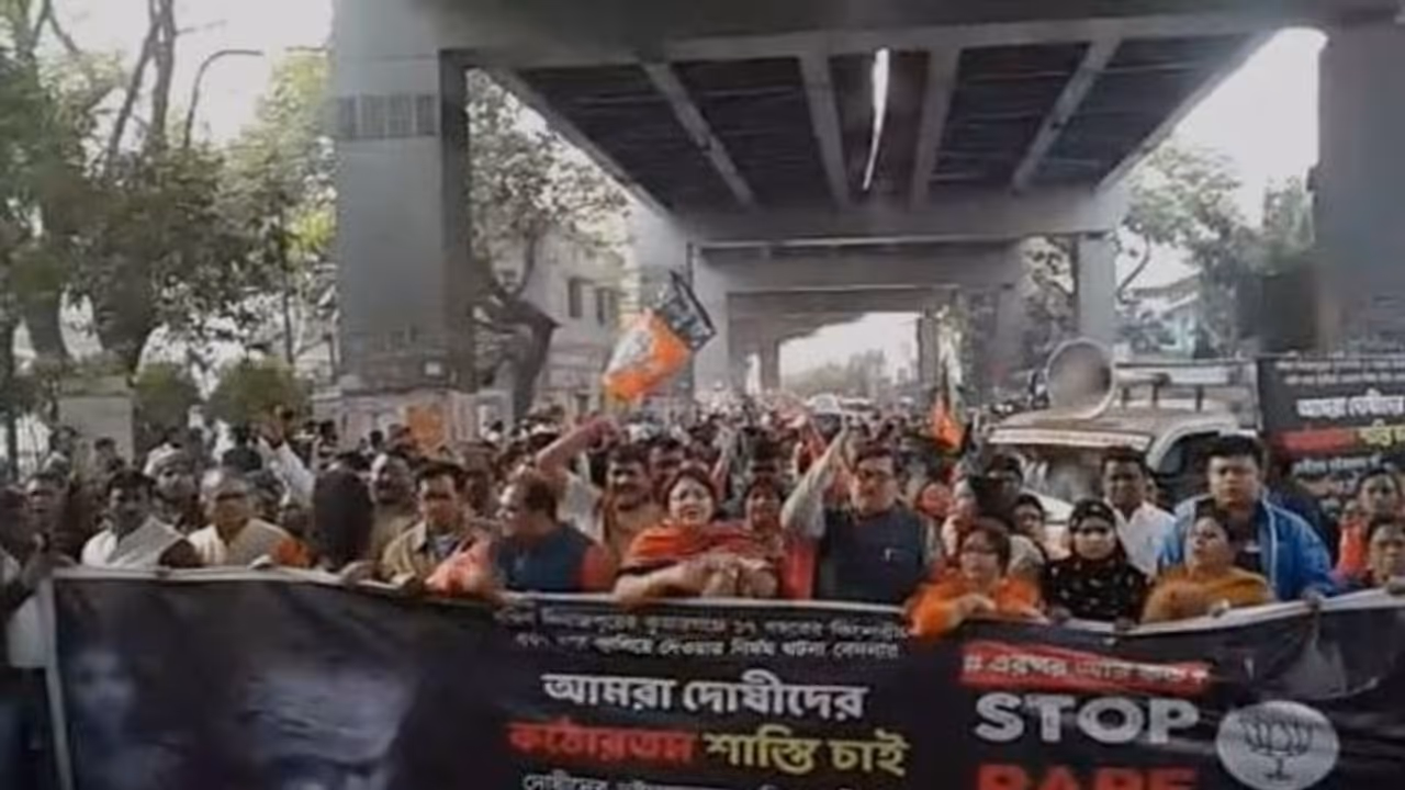 কুমারগঞ্জকাণ্ডে মমতাকে চাপে ফেলল বিজেপি, কলকাতায় হল প্রতিবাদ মিছিল কুমারগঞ্জকাণ্ডে মমতাকে চাপে ফেলল বিজেপি, কলকাতায় হল প্রতিবাদ মিছিল