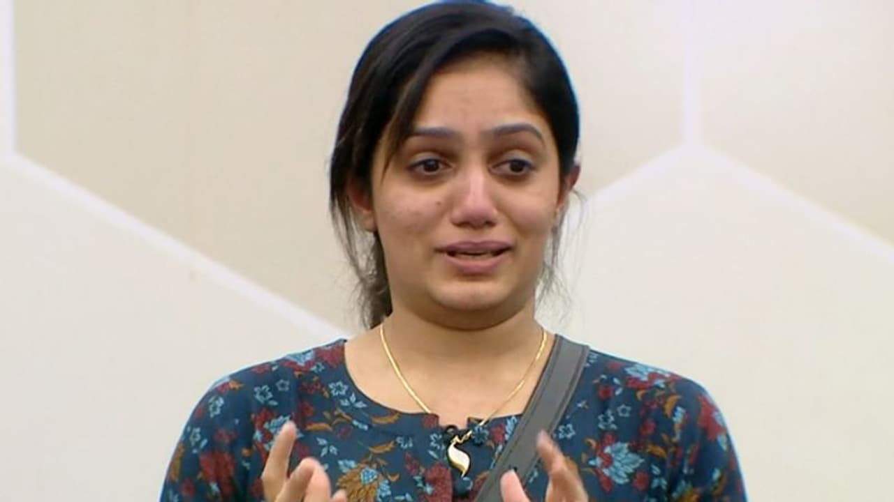 'ഹൈ ഡോസ് മരുന്നുകളാണ് അവര് കുത്തിവച്ചത്'; മരണത്തിന് മുന്പ് അച്ഛന് അനുഭവിച്ച വേദനയെക്കുറിച്ച് ആര്യ 'ഹൈ ഡോസ് മരുന്നുകളാണ് അവര് കുത്തിവച്ചത്'; മരണത്തിന് മുന്പ് അച്ഛന് അനുഭവിച്ച വേദനയെക്കുറിച്ച് ആര്യ