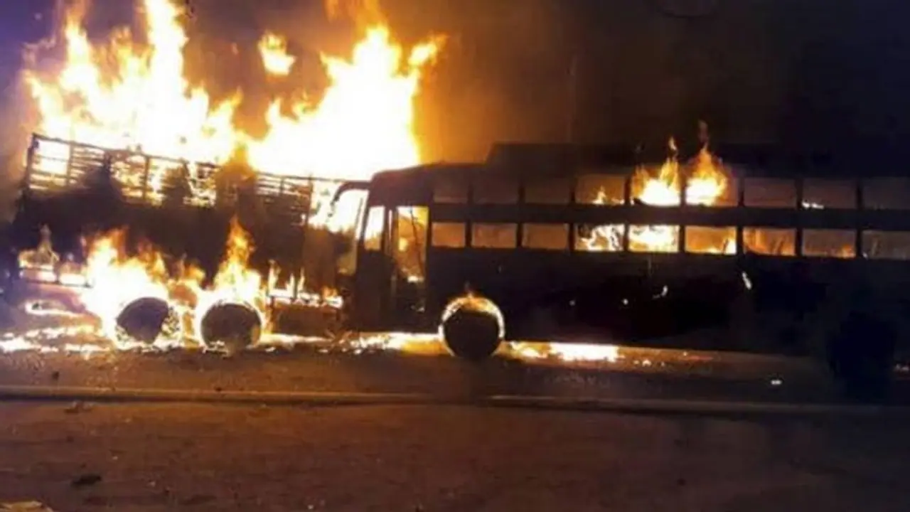 ప్రైవేట్ బస్సు దగ్ధం: 20 మంది ప్రయాణికుల సజీవ దహనం ప్రైవేట్ బస్సు దగ్ధం: 20 మంది ప్రయాణికుల సజీవ దహనం